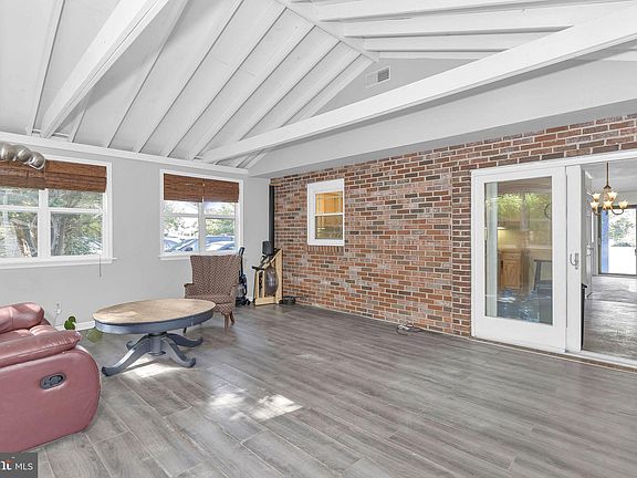 4th image of 203 Acorn Dr