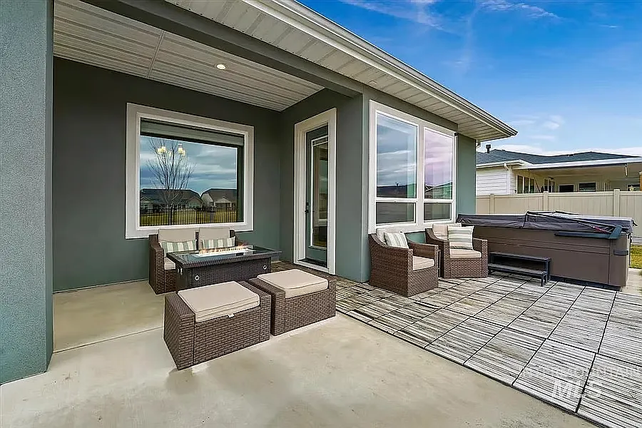 3 bed, 2.5 bath, 2341 sqft, $3,600 — Photo 3