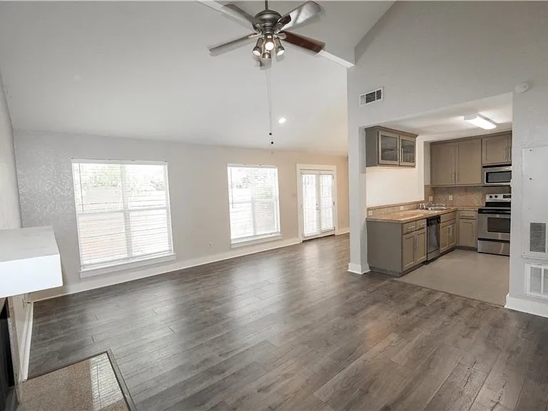 1302 Danbury Sq #A — Photo 8