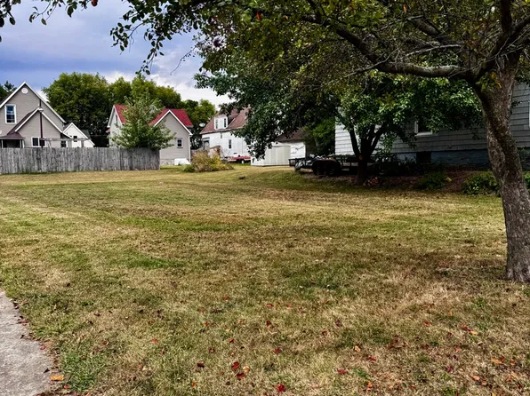 1115 W Oakland Ave, Bloomington, IL 61701