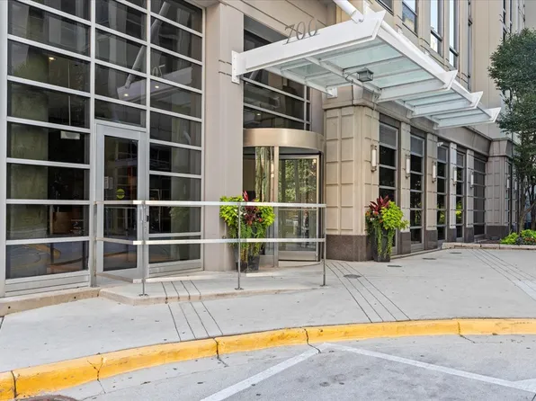 700 N Larrabee St APT 210, Chicago, IL 60654