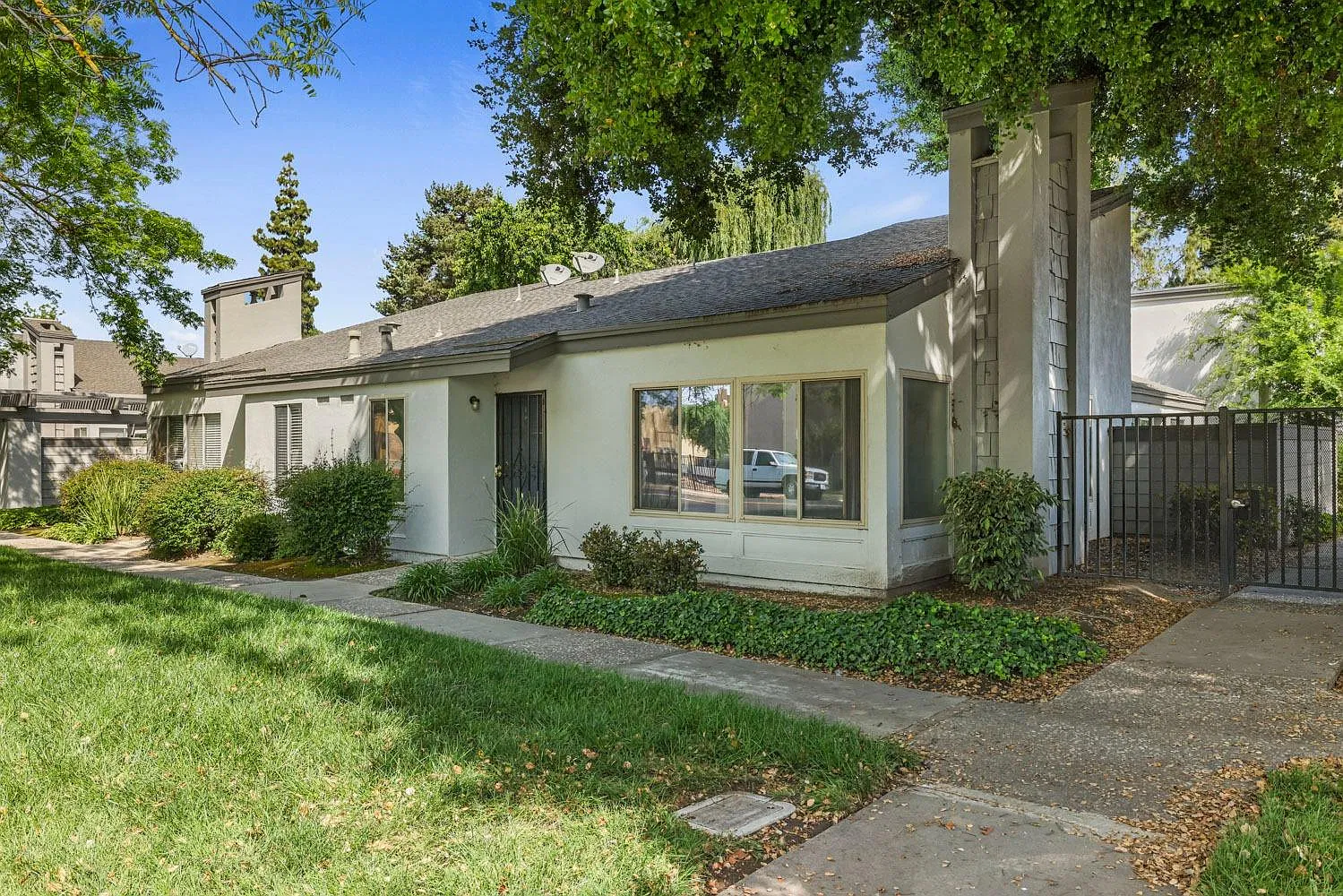 2 bed, 904 sqft, $1,950 — Photo 3