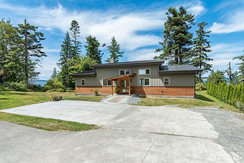 3rd image of 612 Maple Heights Road