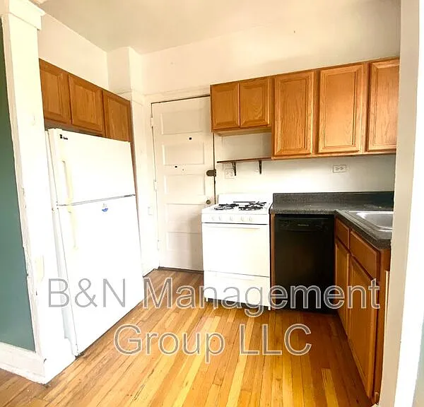 1059 W Dakin St #3 — Photo 4