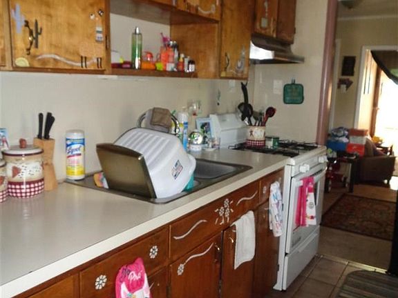 5th image of 815 Larch St