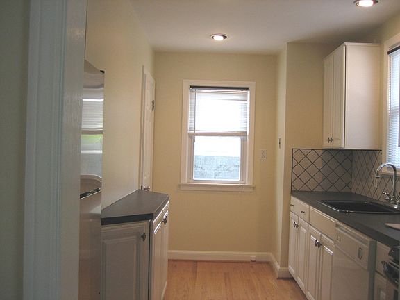 4th image of 1037 N Maple Ave