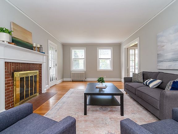 5th image of 203 Bacon St