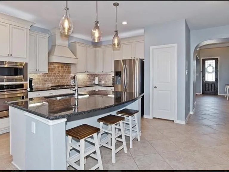913 Albany Dr — Photo 2