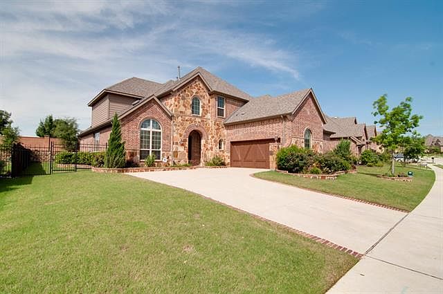1st image of 320 Paluxy Dr