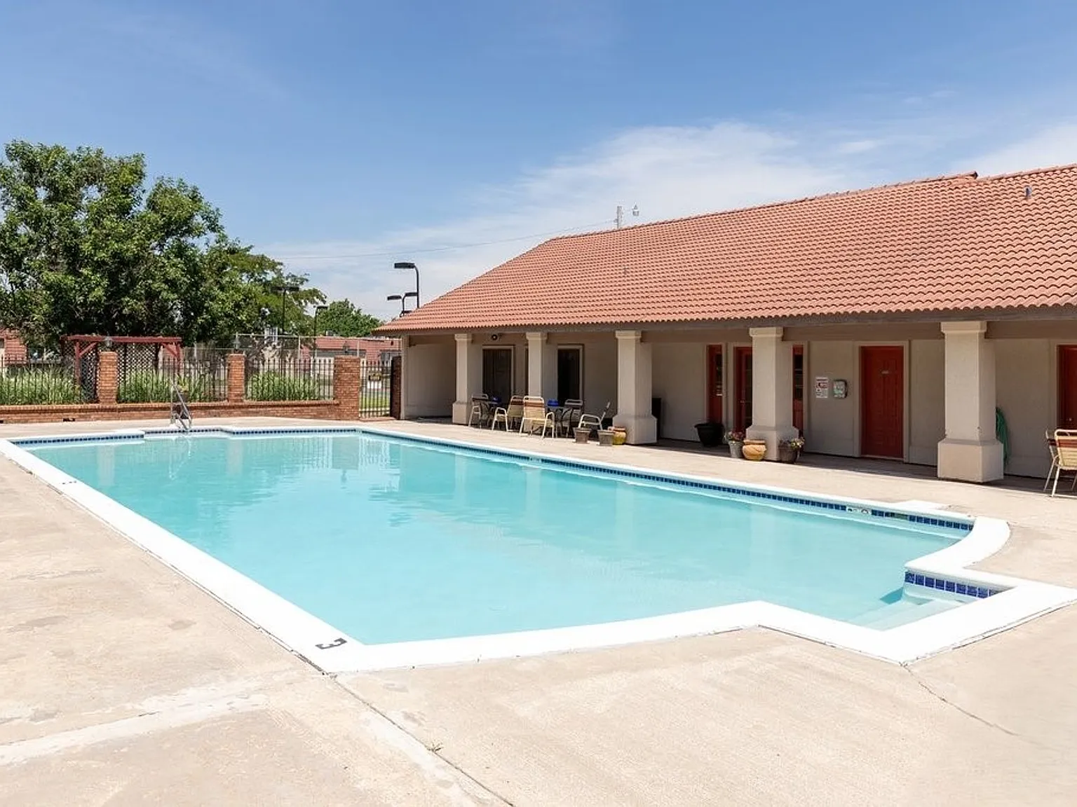 Aragon Apartments — Photo 3