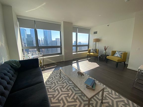 4th image of 501 N Orleans St #4210