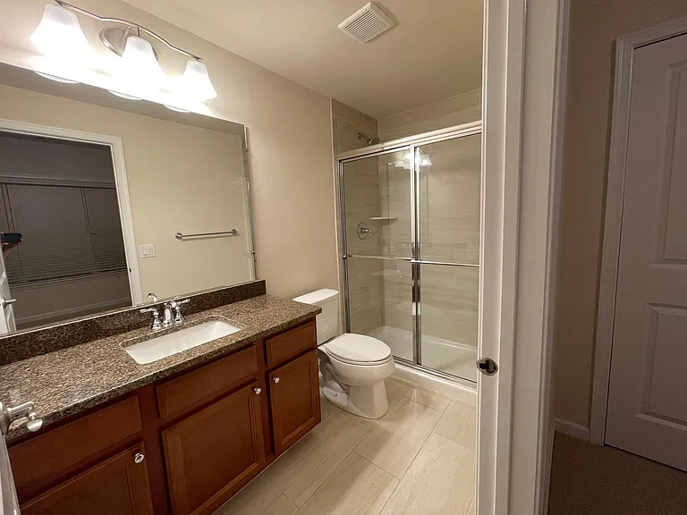 4th bedroom - full bath (Entrance level)