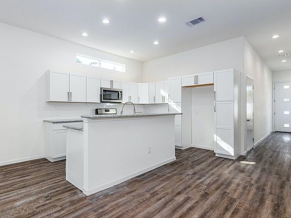 4th image of 1618 Dakota St #101