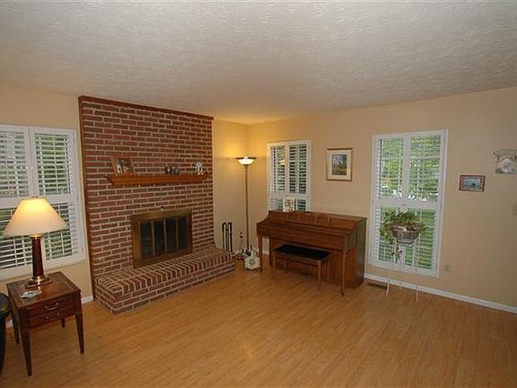 2nd image of 687 Signal Hill Dr