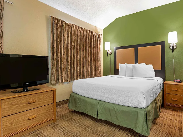 Deluxe Studio - 1 Queen Bed
