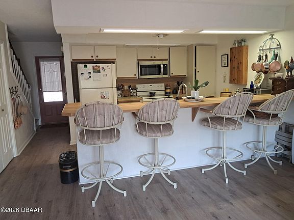 3rd image of 1922 S Riverside Dr