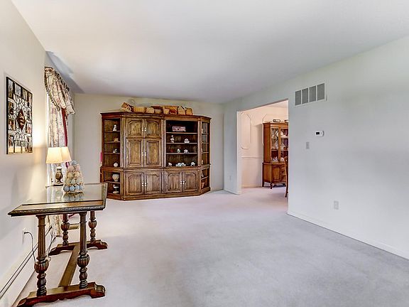 5th image of 6922 Sylmar Ct
