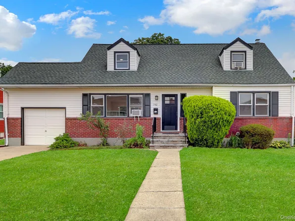 792 Highview Avenue, Westbury, NY 11590