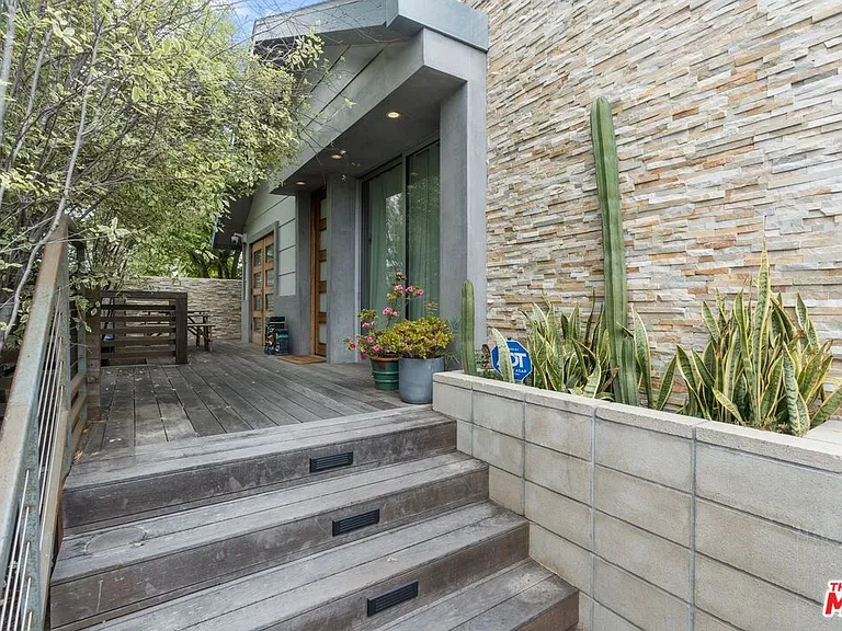678 Broadway St — Photo 3
