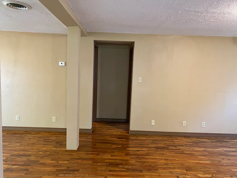 208 E Maiden Ln — Photo 22