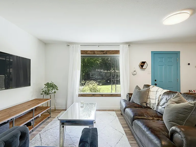 4900 Hilldale Dr — Photo 2