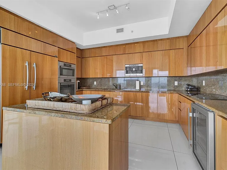 50 S Pointe Dr #2102 — Photo 35