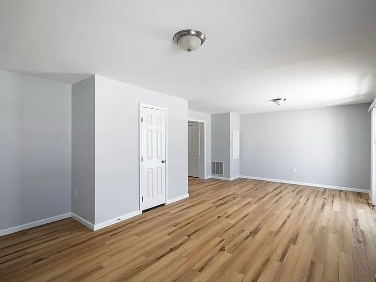 10043-10047 Ash St — Photo 14