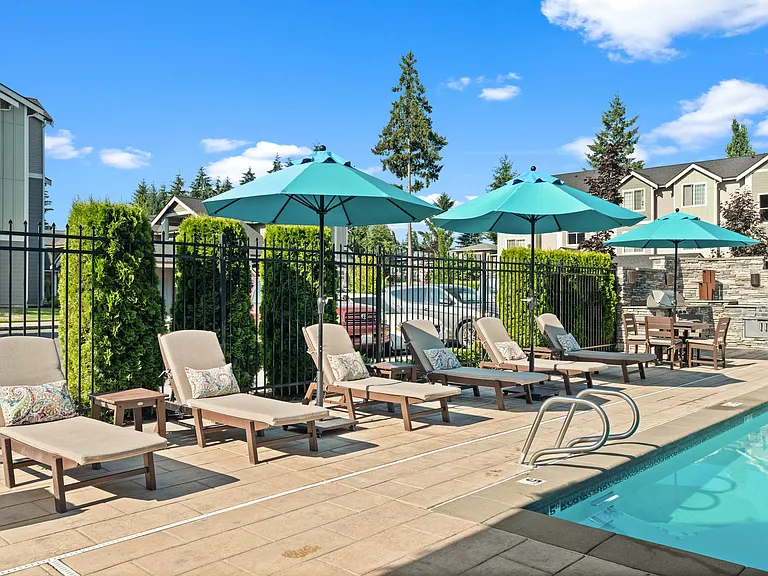Pool l Luxury Apartments in Puyallup, WA l Silver Creek