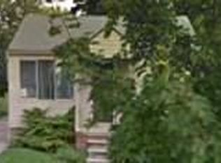 20883 Hollywood St, Harper Woods, MI 48225