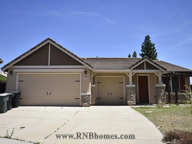 133 Marinette Ct — Photo 1