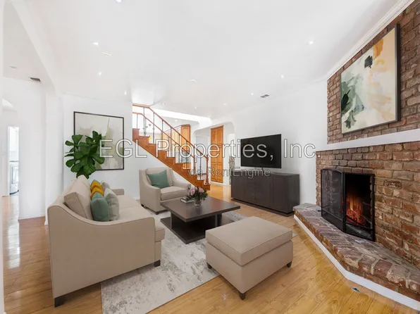 22018 Dumetz Rd, Woodland Hills, CA 91364