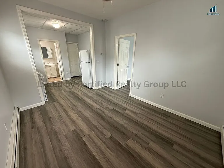 552 Maple St #1R — Photo 5