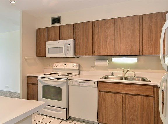5th image of 2020 N Lincoln Park W APT 20K