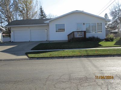 711 25th Ave NW, Minot, ND, 58703
