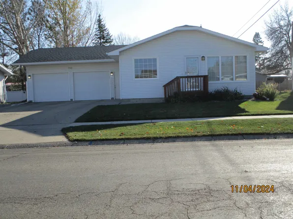 711 25th Ave NW, Minot, ND 58703