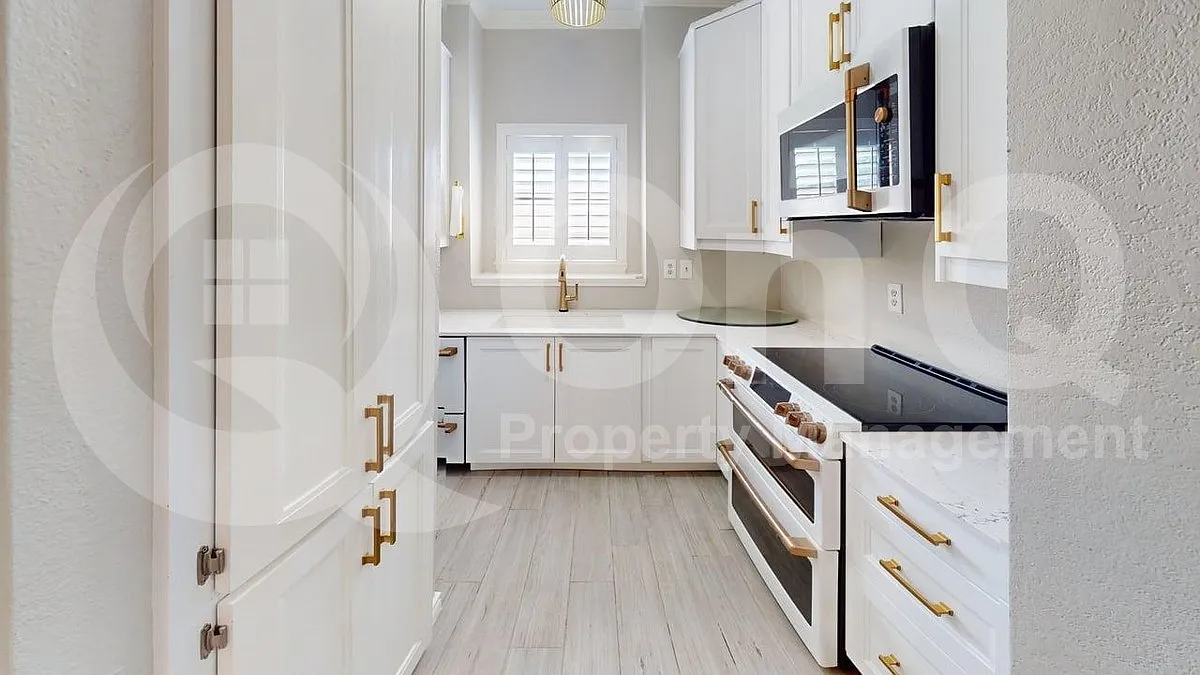 2 bed, 1.5 bath, 1005 sqft, $3,399 — Photo 2