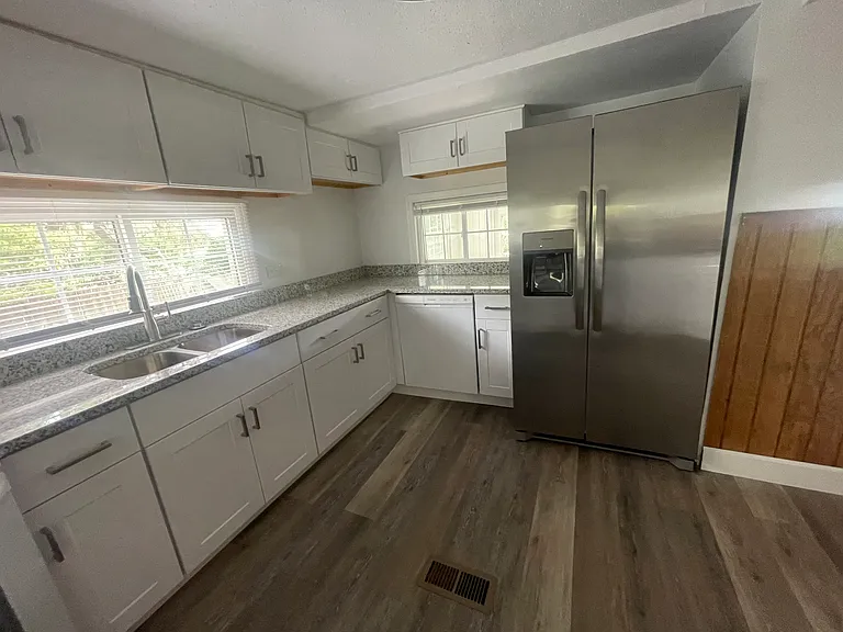 1085 S Lake Ave — Photo 14