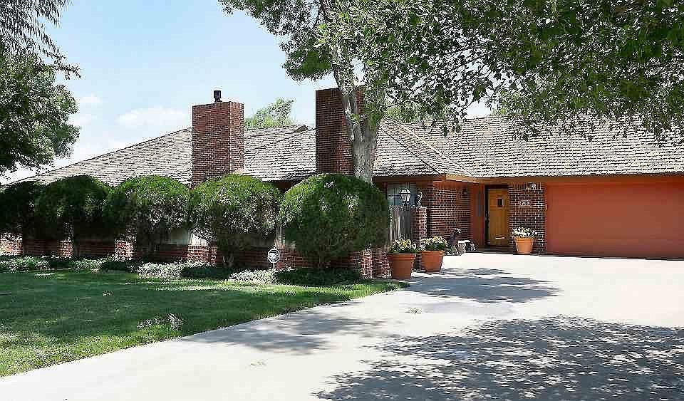 1st image of 703 Bahia Dr