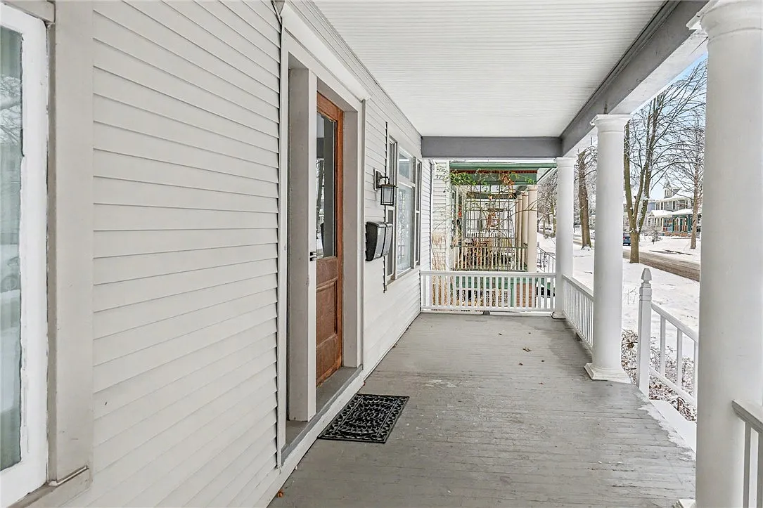 2 bed, 1.0 bath, 970 sqft, $1,595 — Photo 2