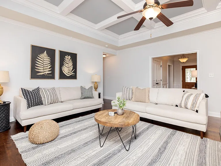 Spacious Living room w/TV streaming
