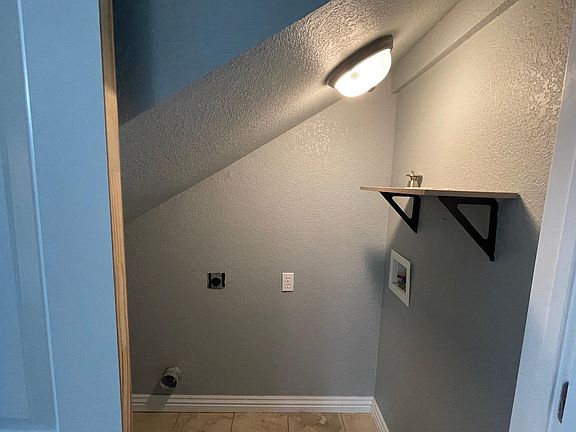 4th image of 461 Founders Park Dr E