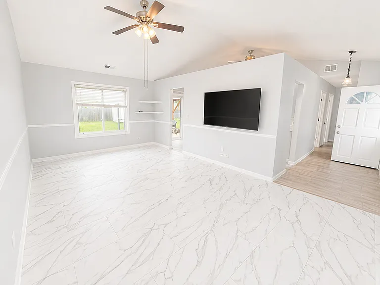 828 Huron Ct — Photo 2