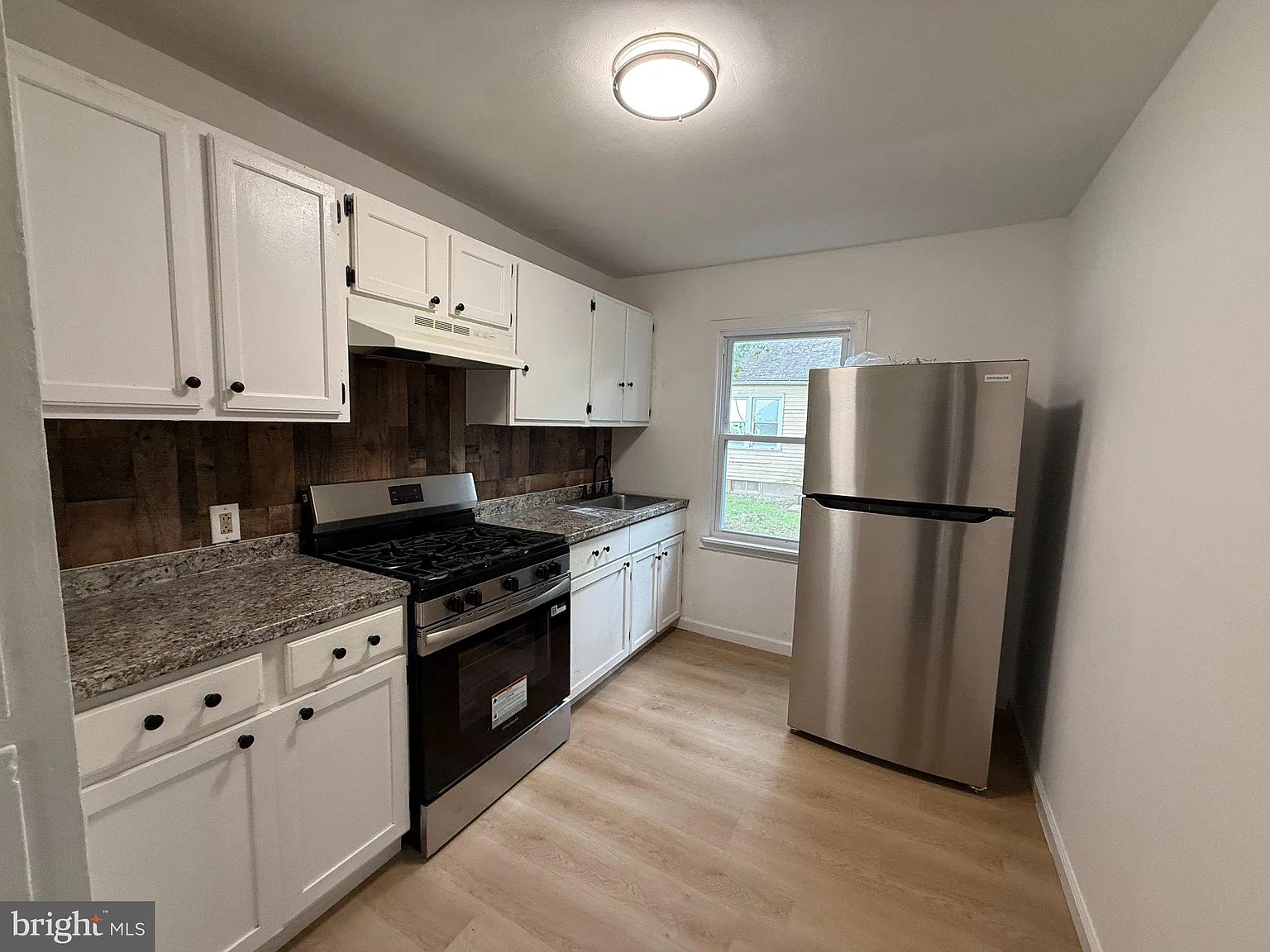 3 bed, 1.0 bath, 1200 sqft, $1,950 — Photo 3