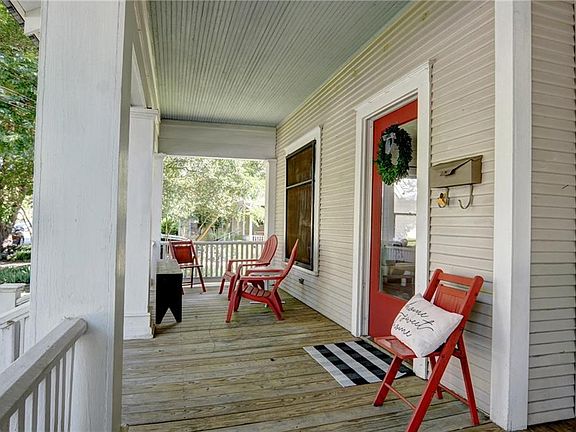 5th image of 703 Pecan St