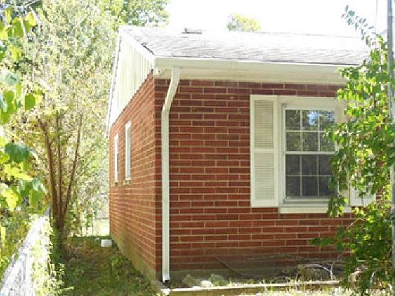 3rd image of 3925 Downes Dr