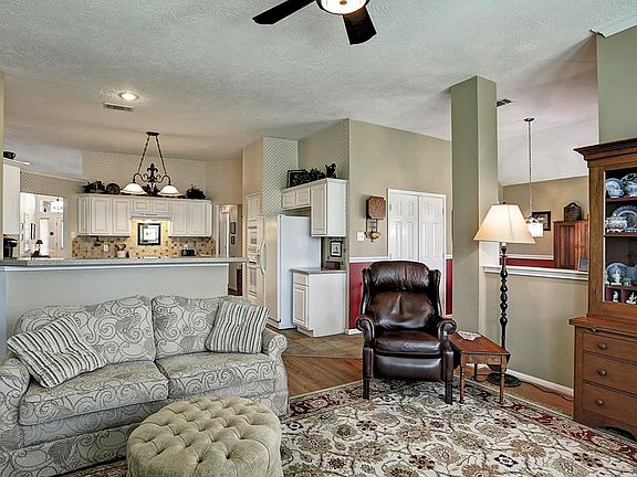 4th image of 10828 Sycamore Dr S