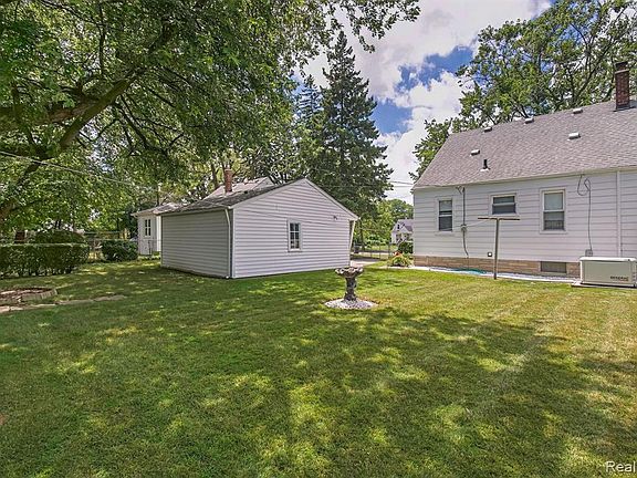 3rd image of 7658 Evergreen Ave
