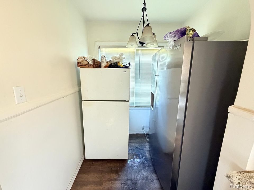 13th image of 16814 Lilac St