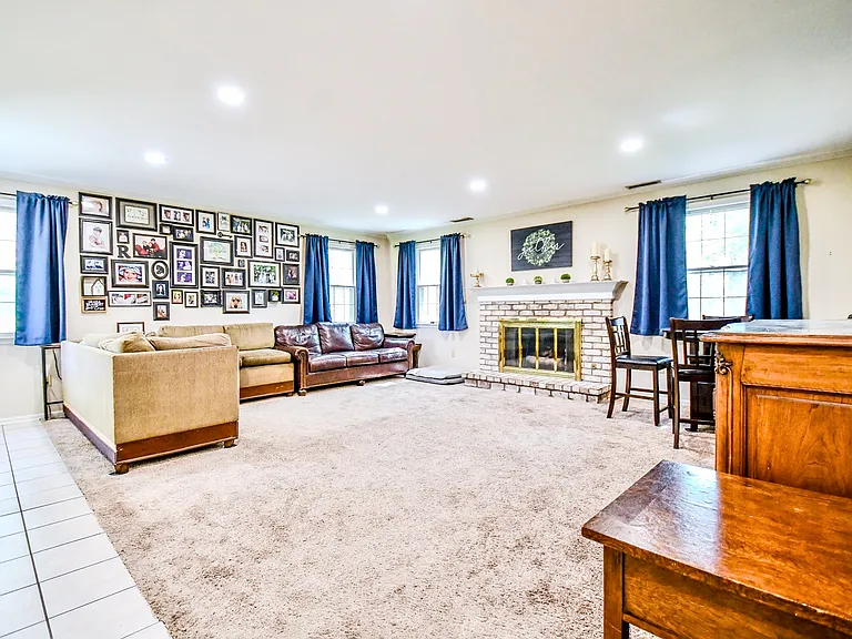 1500 Devereux Dr — Photo 2