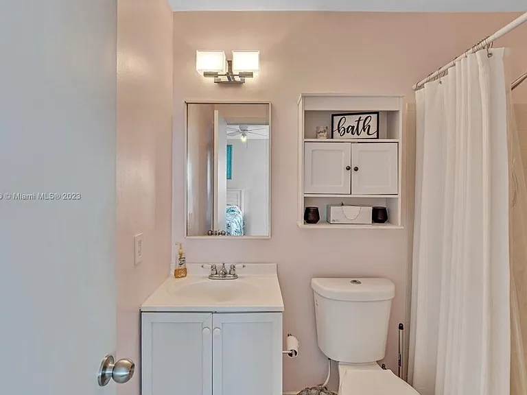 616 NE 195th St — Photo 30